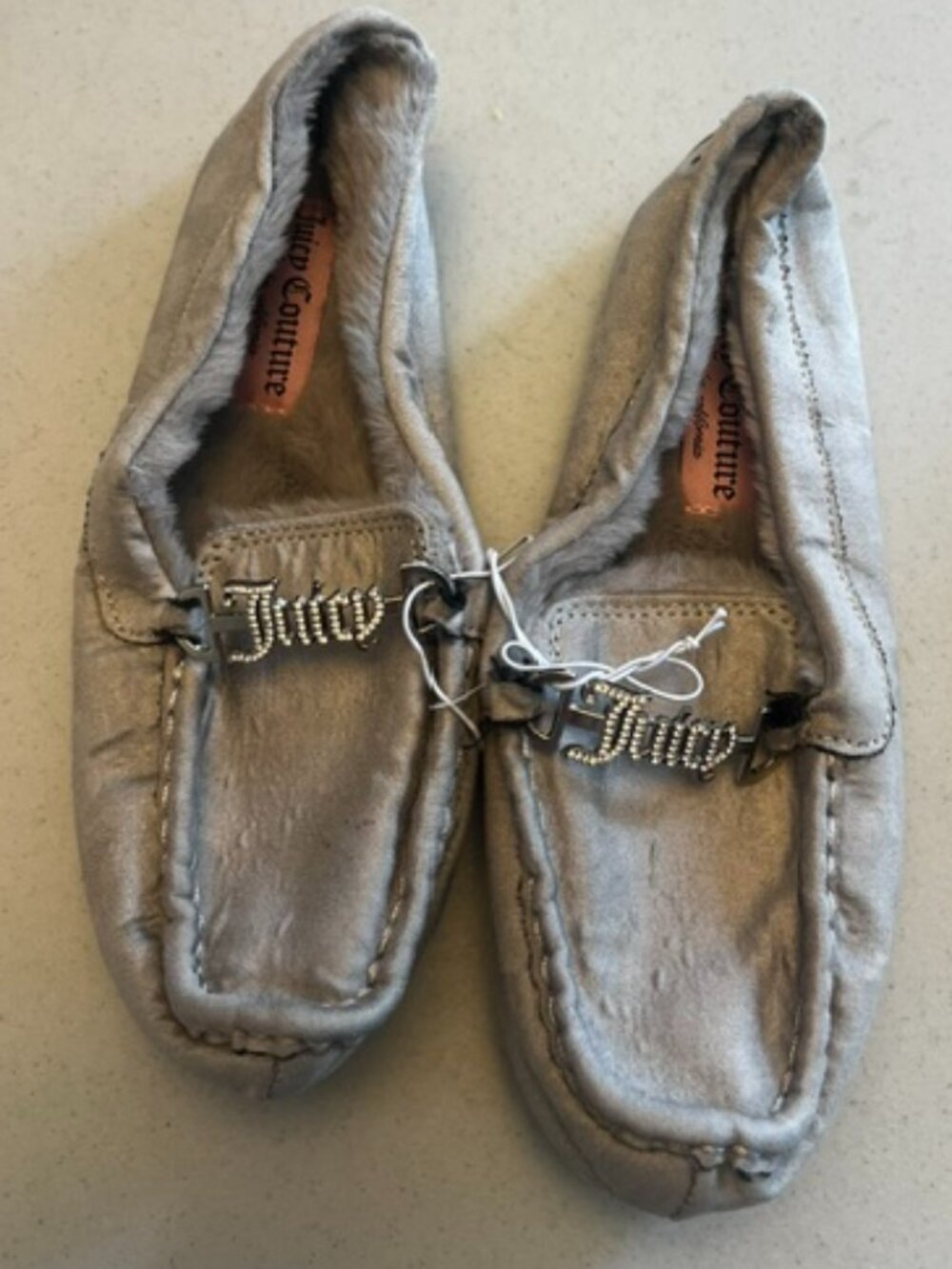 New Women's Juicy Couture Intoit Faux suede moccasin slippers. Gray, Size 8